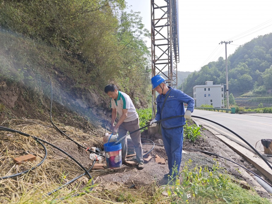 4圖為：成功抽水滿足群眾生產(chǎn)生活